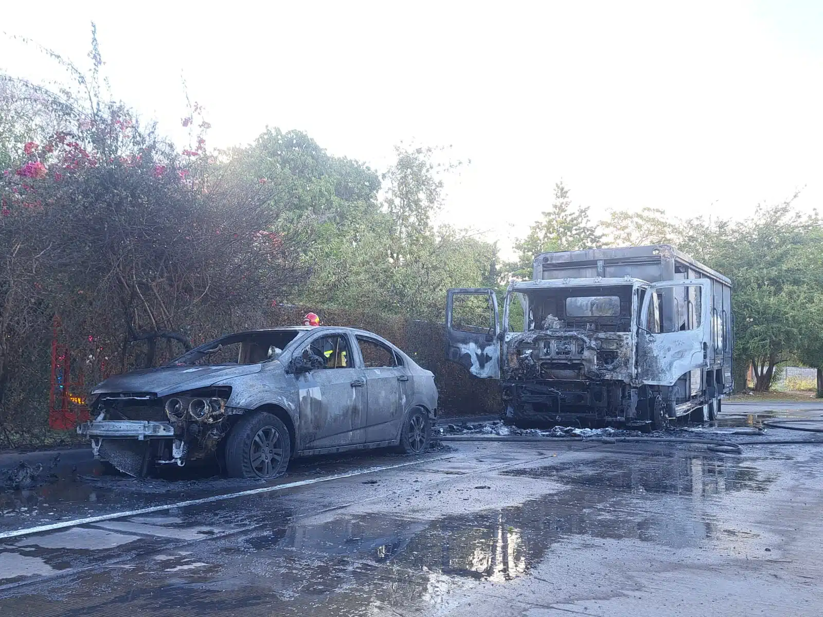 Se incendio un camión y un auto en Culiacán