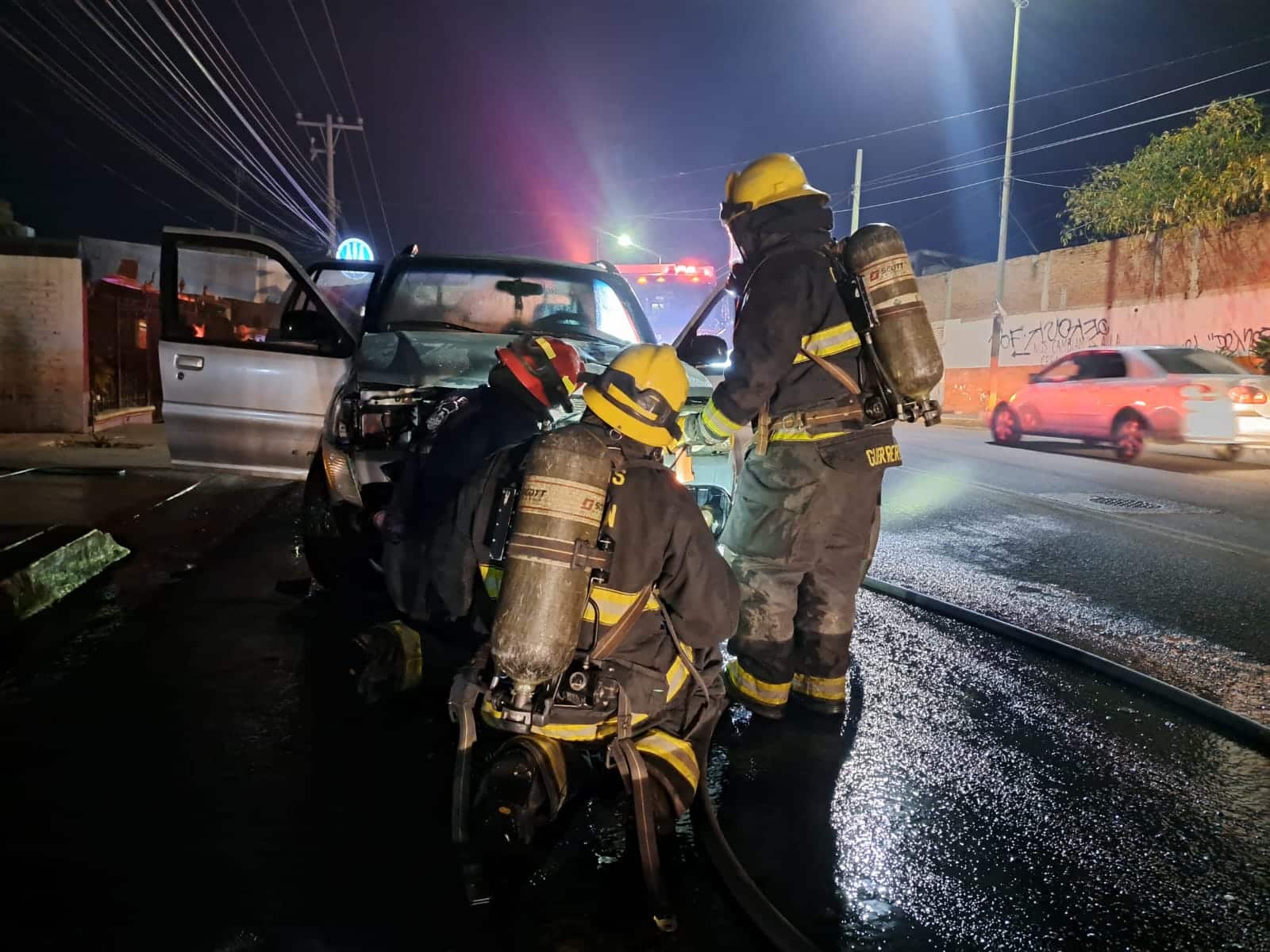 Camioneta se incendia en Culiacán