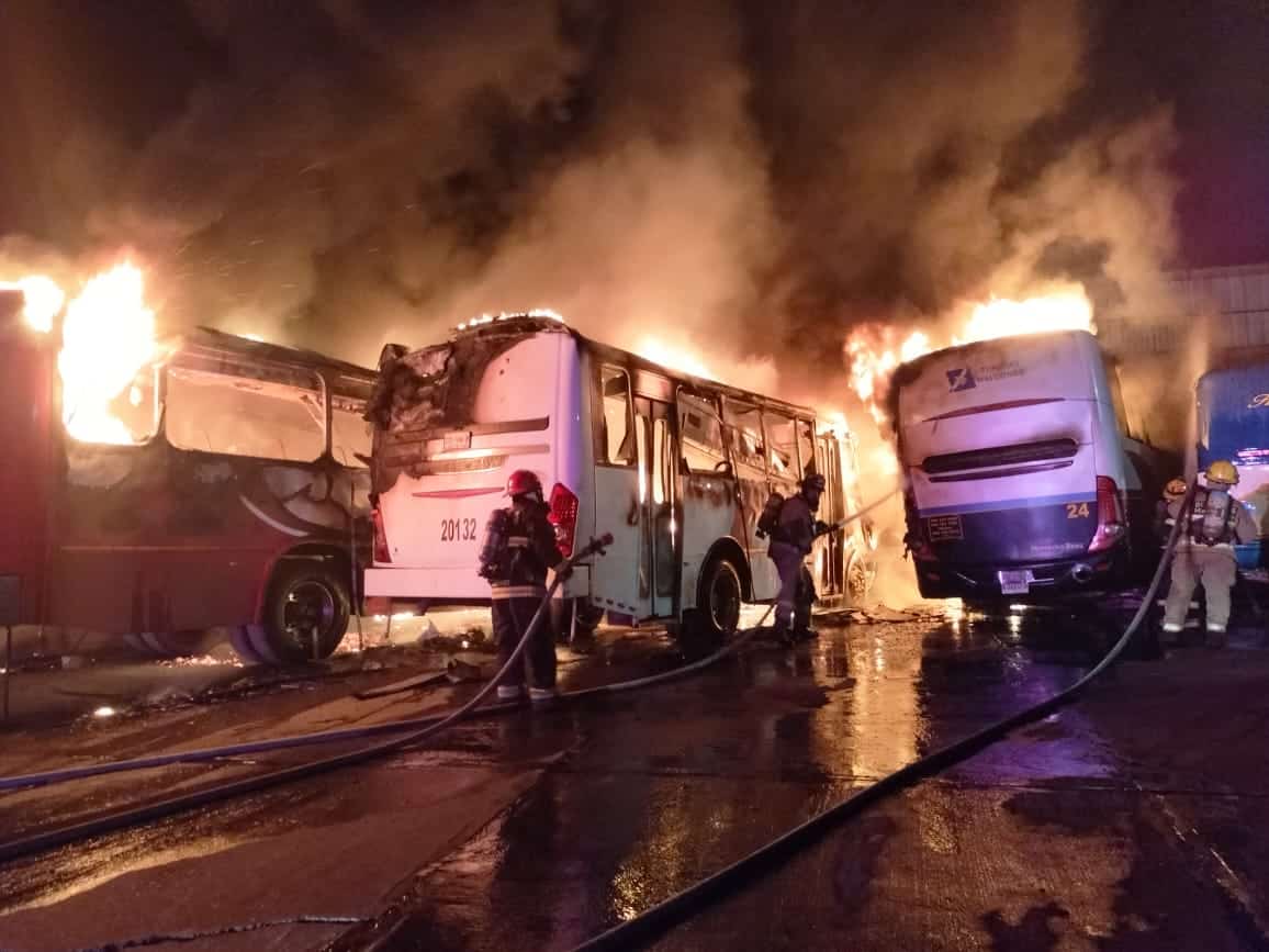 Bomberos trabajaron a marcha forzada para controlar las llamas.