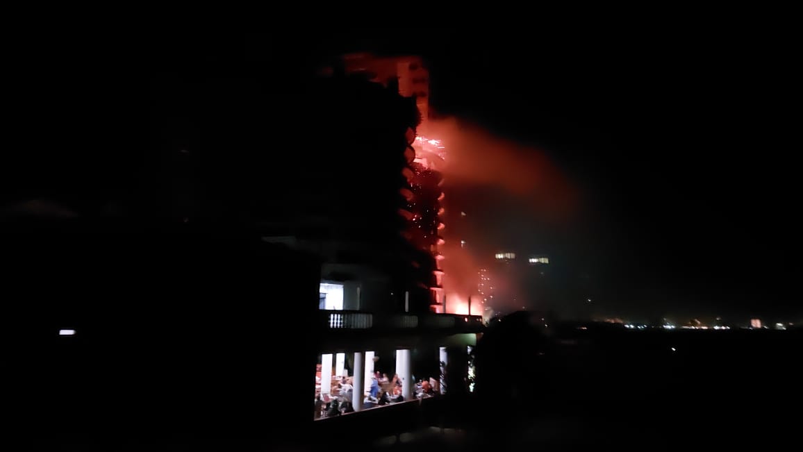 Grandes llamaradas son las que se desprenden del edificio conocido como torre 11.