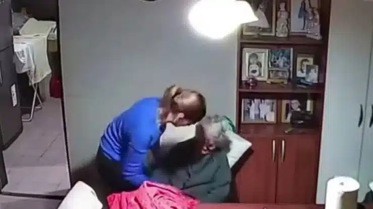Indignación en redes; mujer golpea a una anciana con Alzheimer