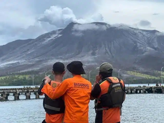Indonesia emite alerta de tsunami tras erupción de monte Ruang