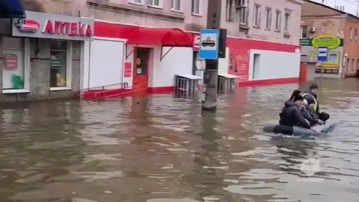 Inundaciones en Rusia dejan más de 100 mil evacuados; varios desaparecidos