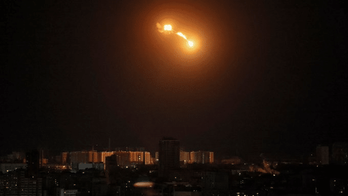 Irán niega ataque con misiles de Israel; defensas áreas derriban drones
