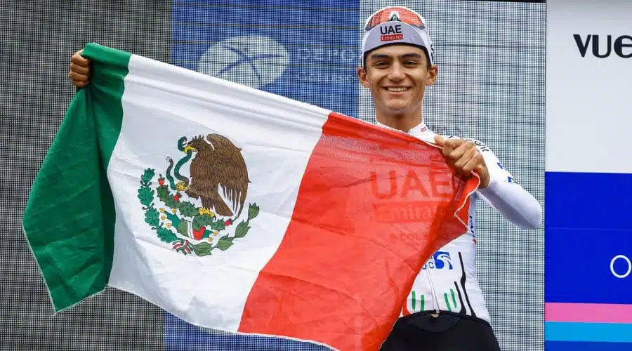 Isaac del Toro con la bandera de México en el podio de La Vuelta Asturias