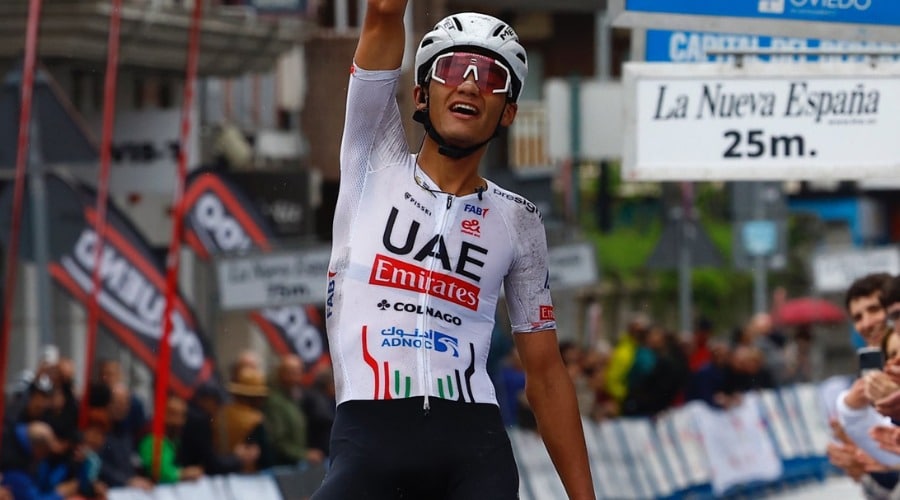 Isaac del Toro cruza la meta cómo ganador la etapa 1 de La Vuelta Asturias.