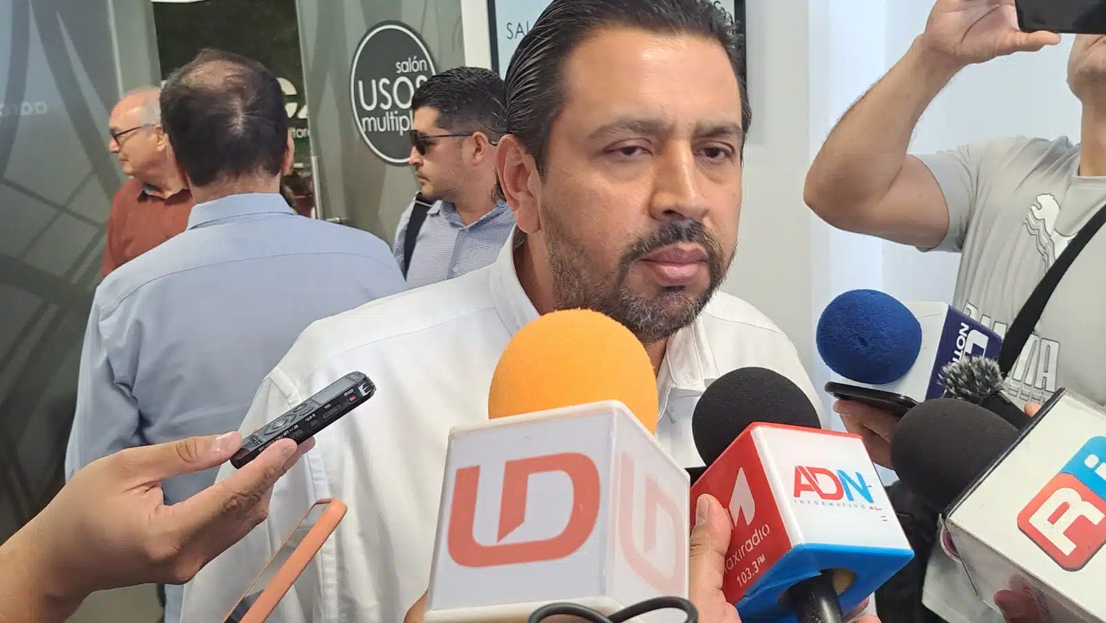 Ismael Bello Esquivel con medios de prensa
