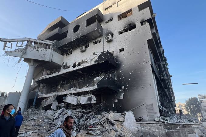 Israel se retira del hospital Al-Shifa; autoridades gazatíes denuncian muerte de 400 civiles