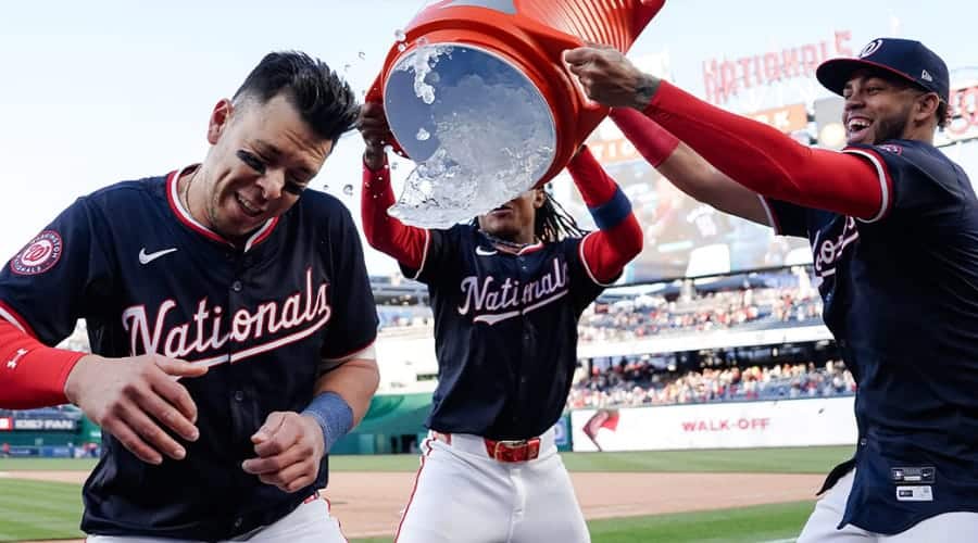 Joey Meneses y compañeros de Nacionales de Washington