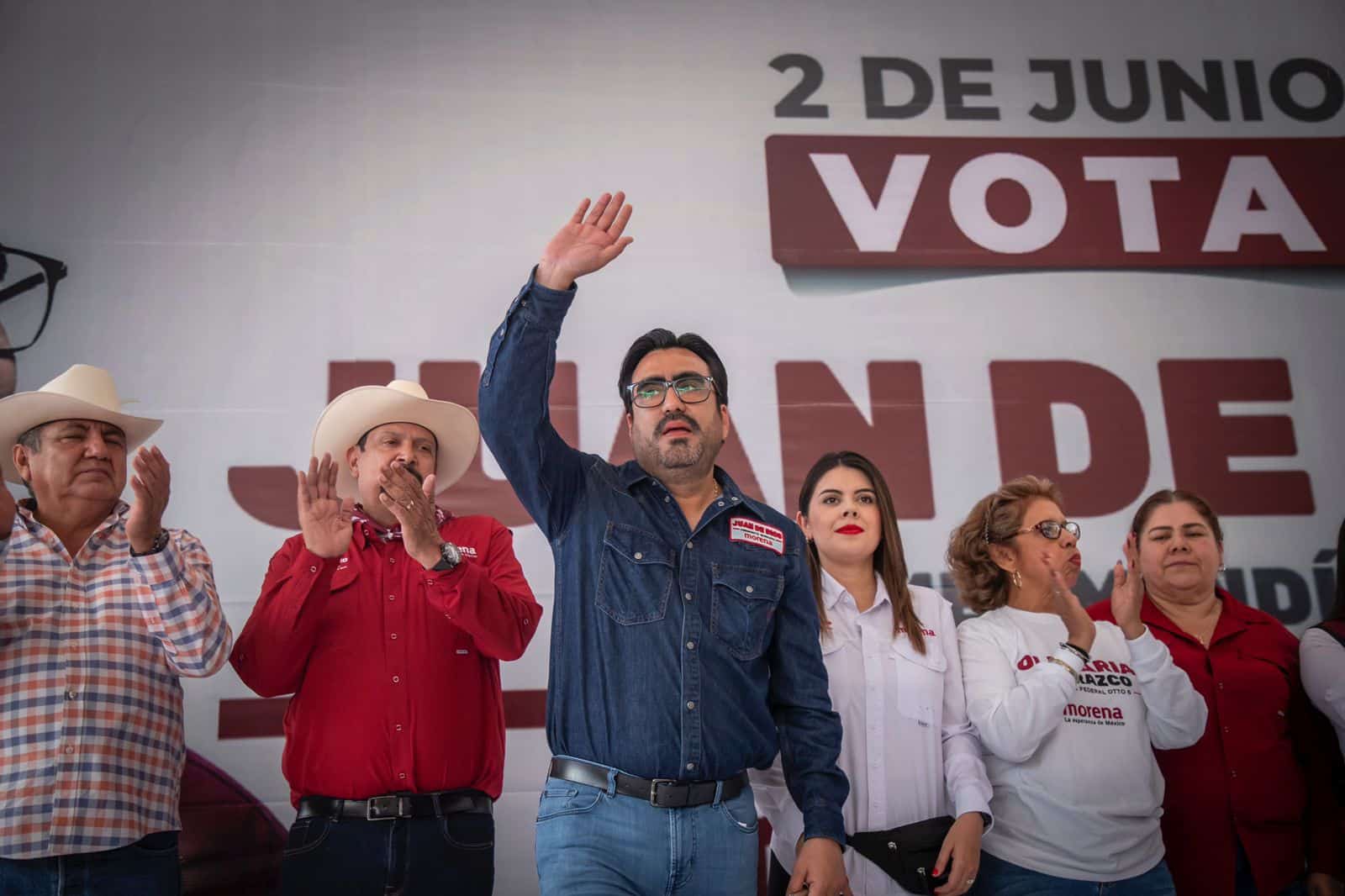 Juan de Dios Gámez saluda a sus simpatizantes en un acto de campaña