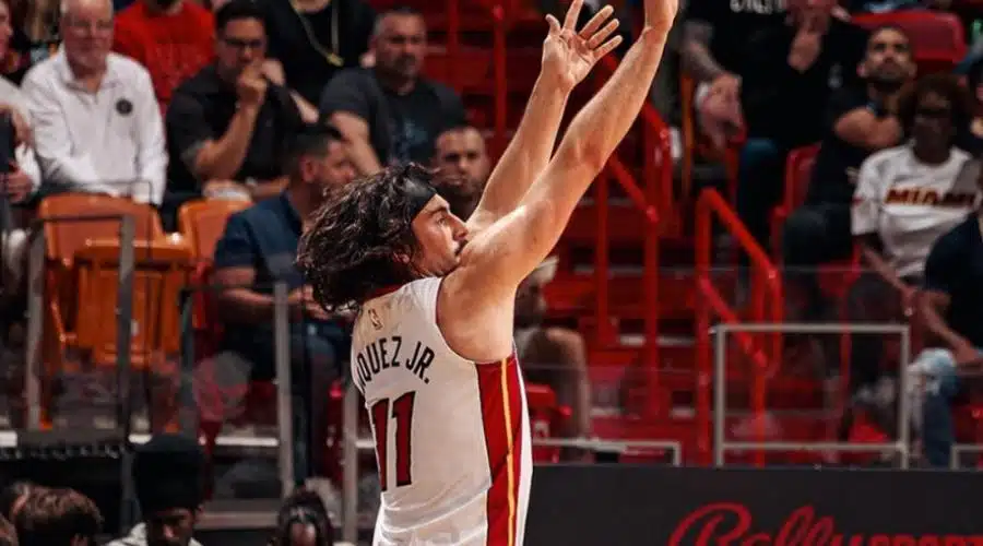 Jaime Jáquez Jr. haciendo una canasta en el juego entre Miami Heat y Toronto Raptors.