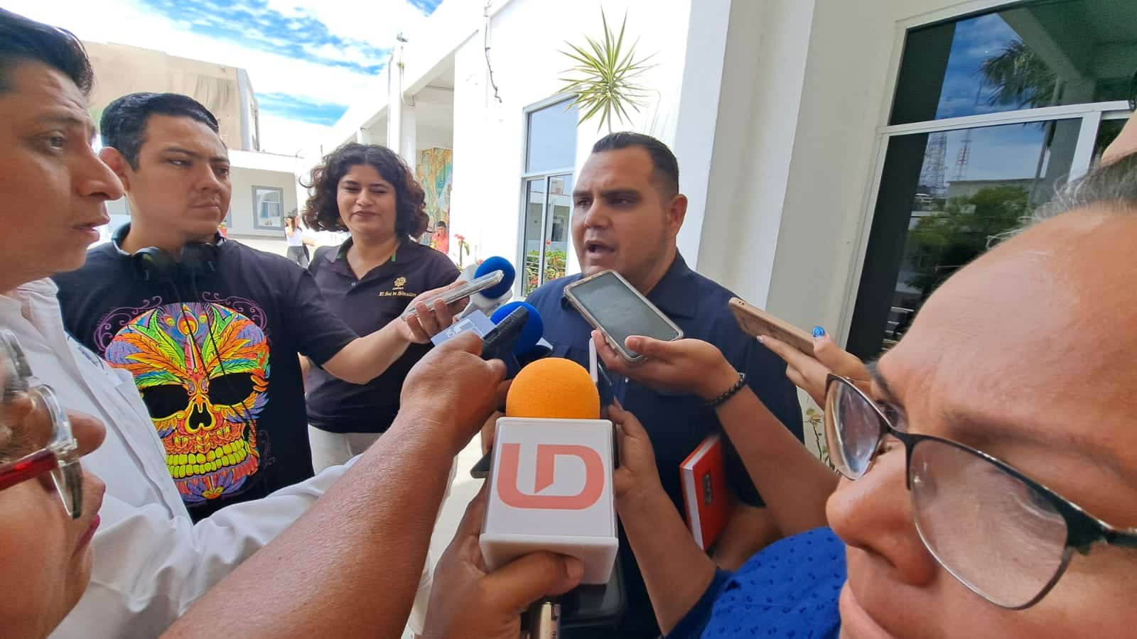 Jaime Othoniel Barrón Valdez en entrevista con los medios de comunicación en Mazatlán