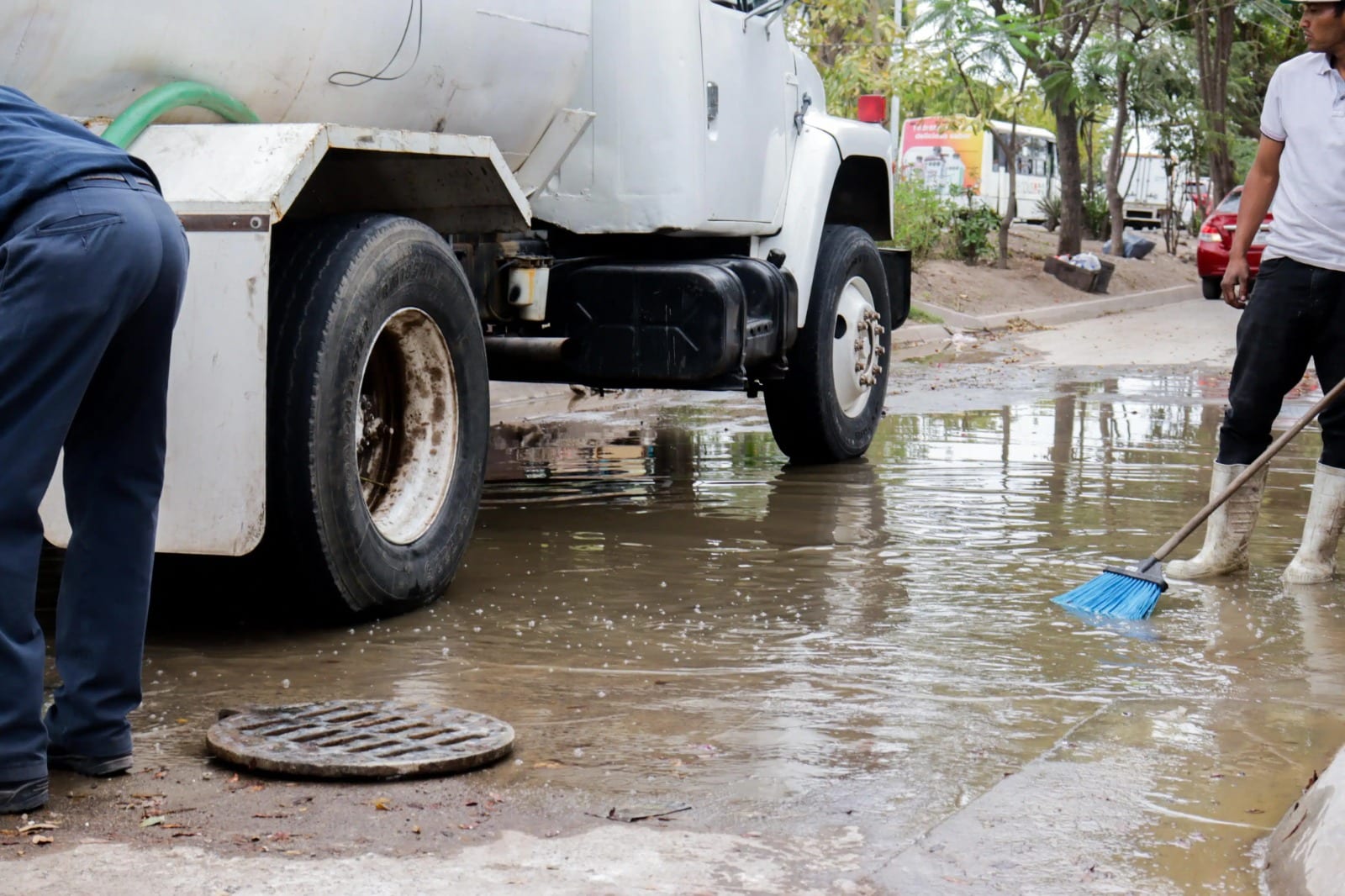 Limpieza de aguas negras en colonias de Los Mochis
