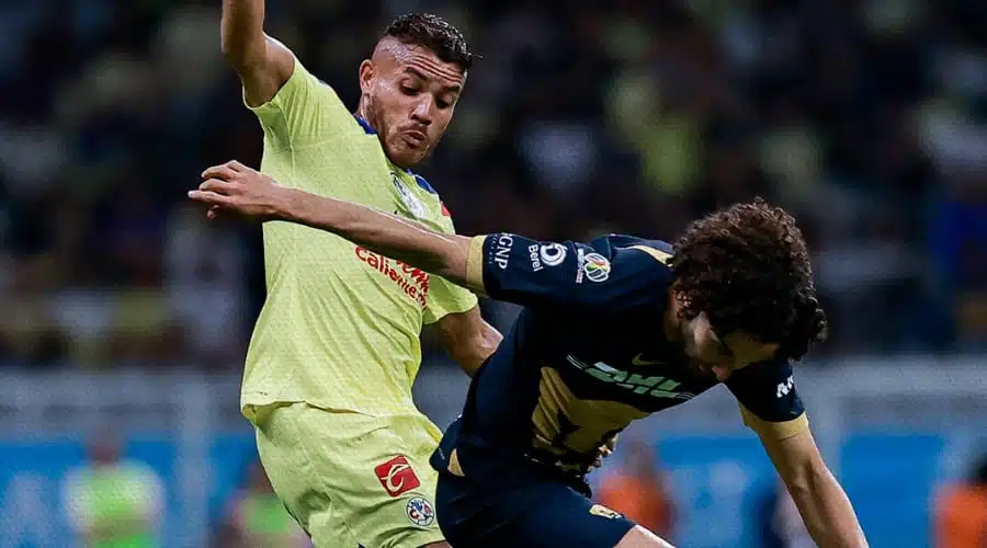 Jonathan Dos Santos jugador del América disputándose un balón contra César 