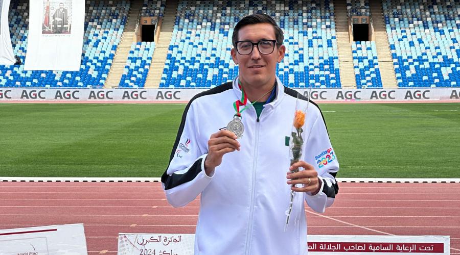 Jorge Benjamín González Sauceda posa con su medalla de plata en el Grand Prix de Marruecos