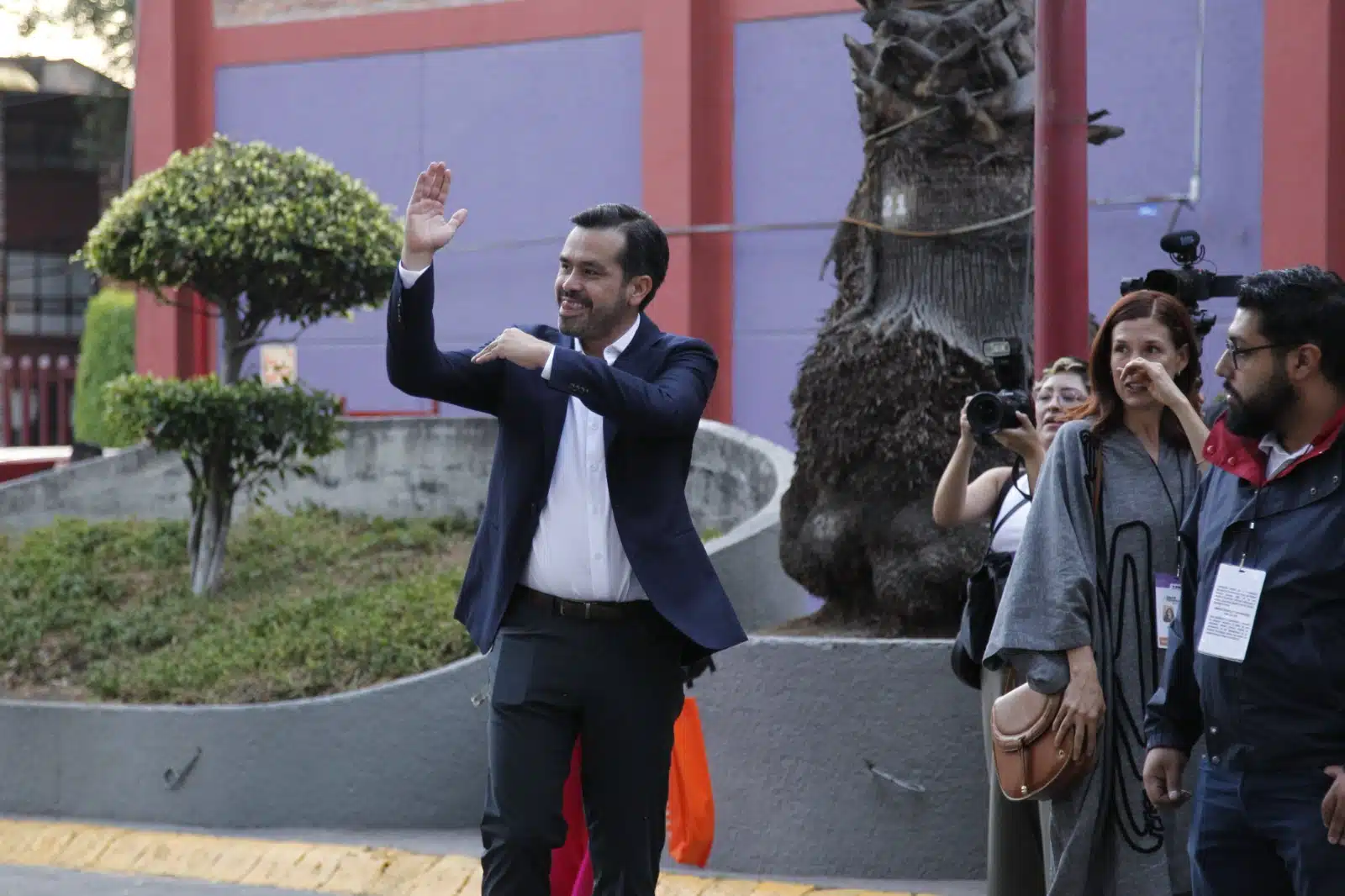 Jorge Álvarez Máynez, candidato presidencial de Movimiento Ciudadano, llegando al segundo debate en el INE