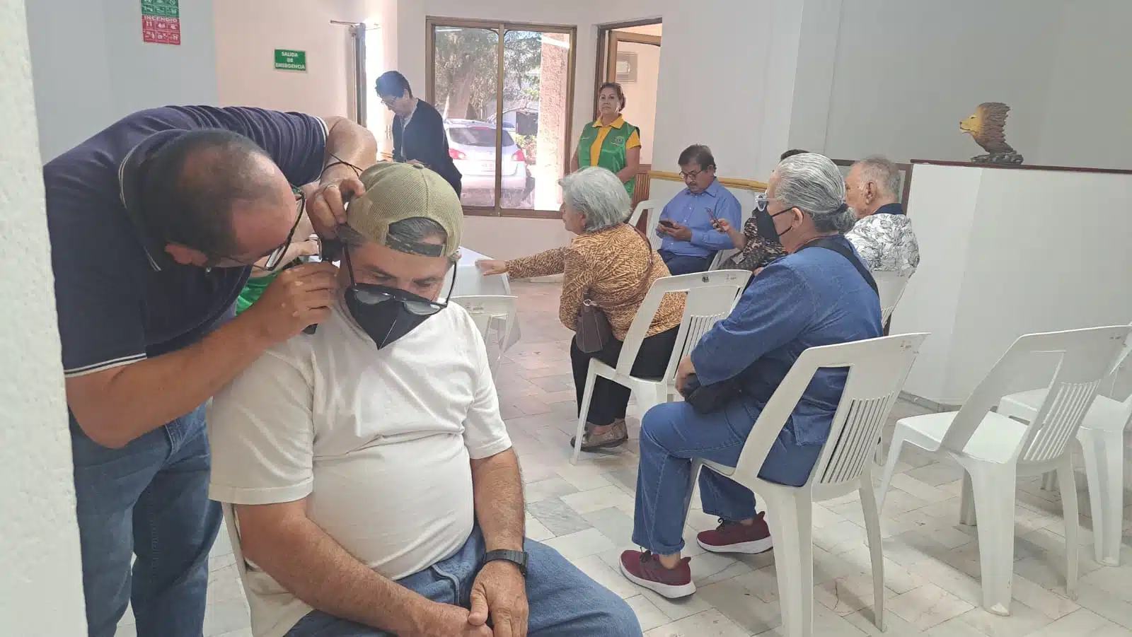 Médico revisa a paciente durante jornada auditiva en Los Mochis