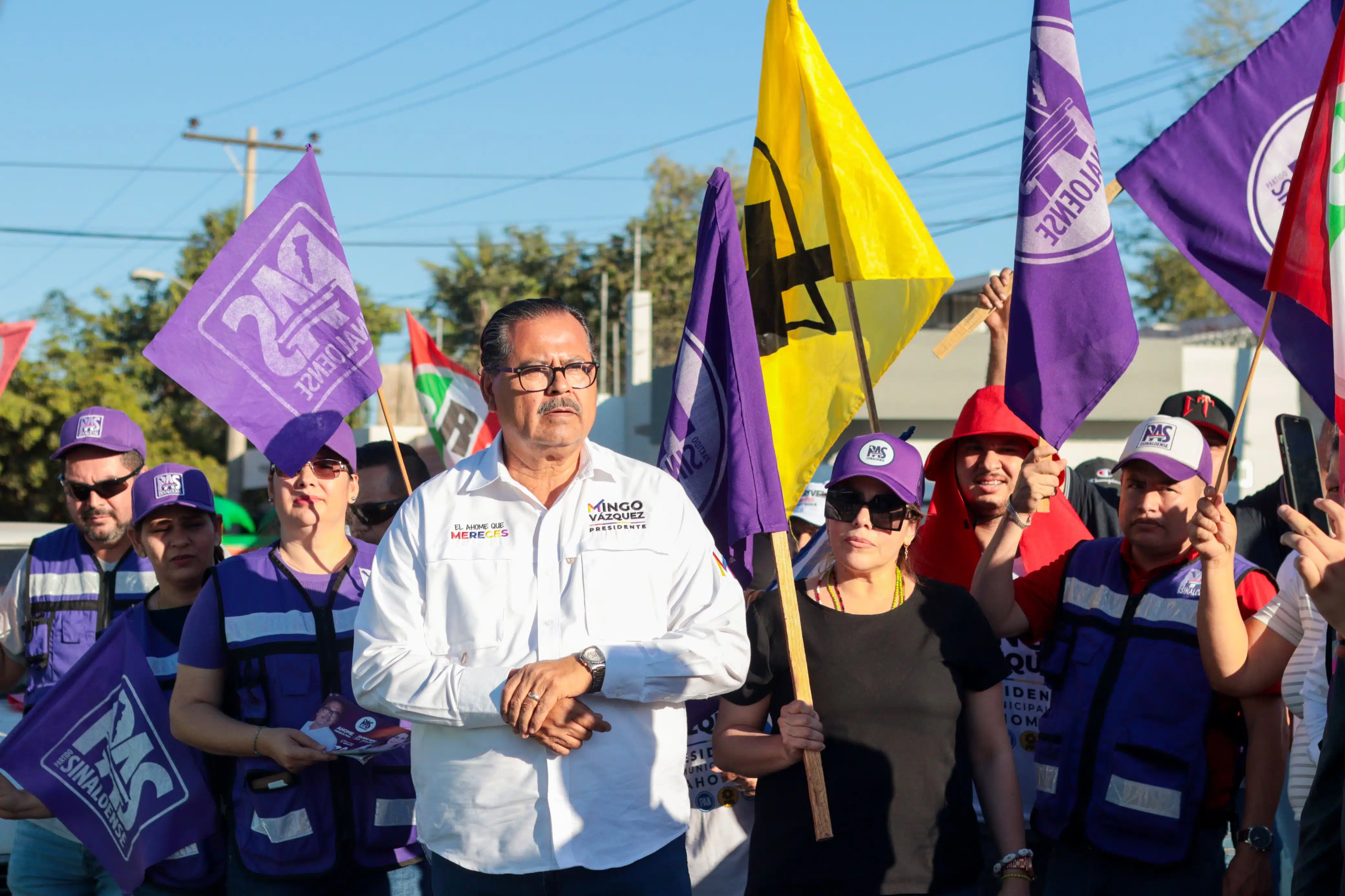 José Domingo “Mingo” Vázquez Márquez, candidato a la presidencia municipal de Ahome por la coalición “Fuerza y corazón por Sinaloa” integrada por PAN, PRI, PRD y PAS, durante su campaña en la colonia Rubén Jaramillo de Los Mochis