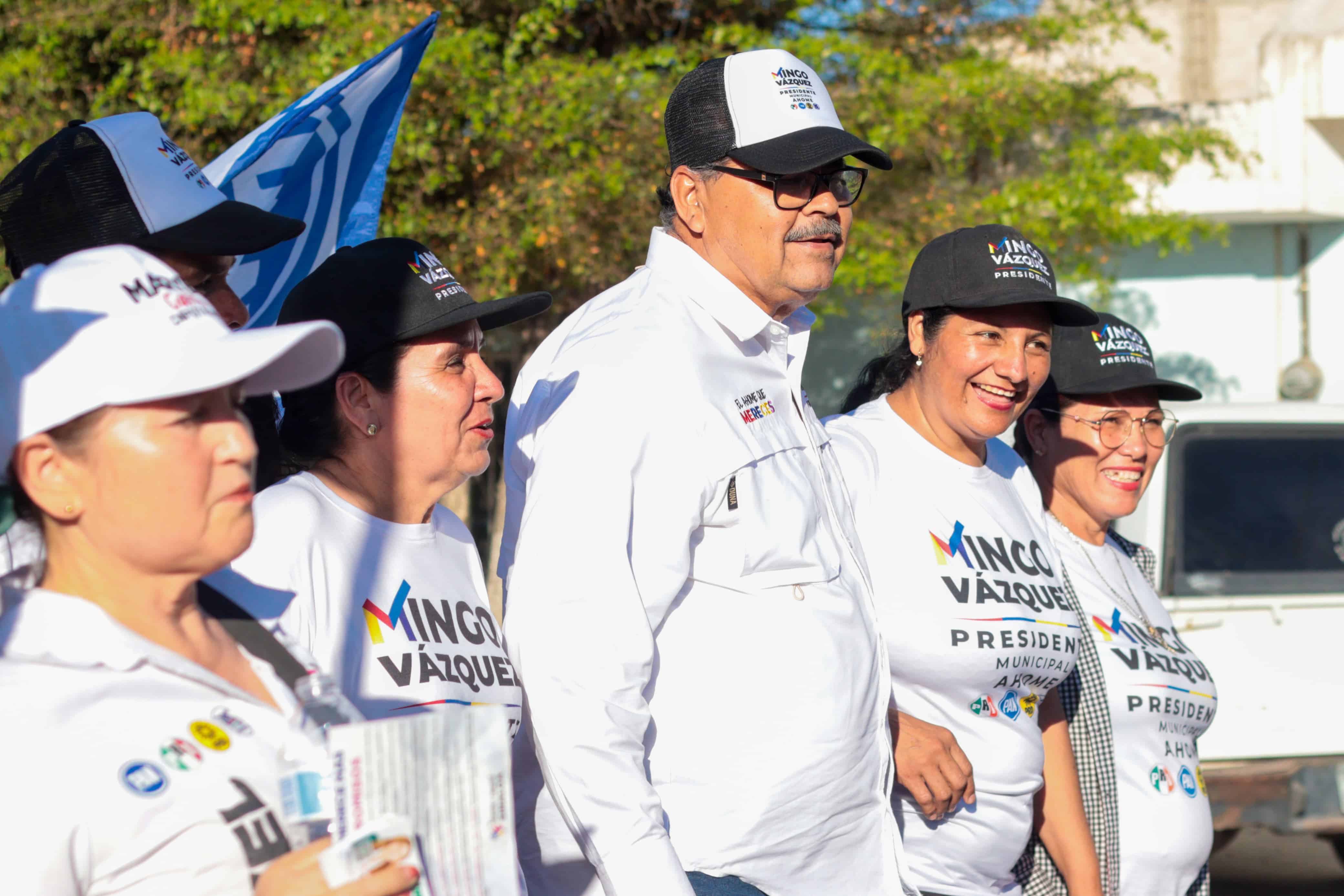 José Domingo “Mingo” Vázquez Márquez, candidato a la presidencia municipal de Ahome por la coalición “Fuerza y corazón por Sinaloa” integrada por PAN, PRI, PRD y PAS, durante su campaña en la colonia Rubén Jaramillo de Los Mochis