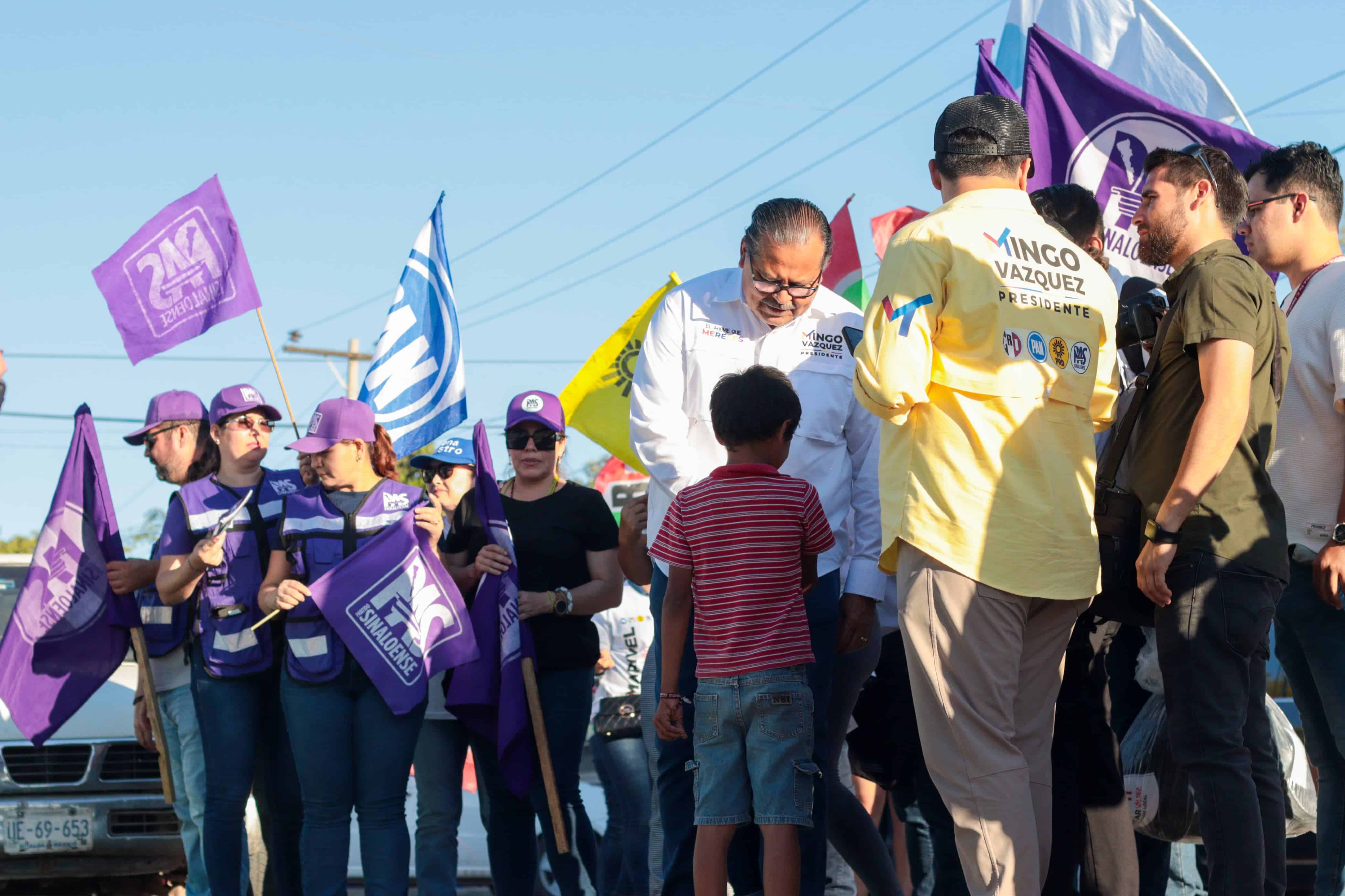 José Domingo “Mingo” Vázquez Márquez, candidato a la presidencia municipal de Ahome por la coalición “Fuerza y corazón por Sinaloa” integrada por PAN, PRI, PRD y PAS, durante su campaña en la colonia Rubén Jaramillo de Los Mochis