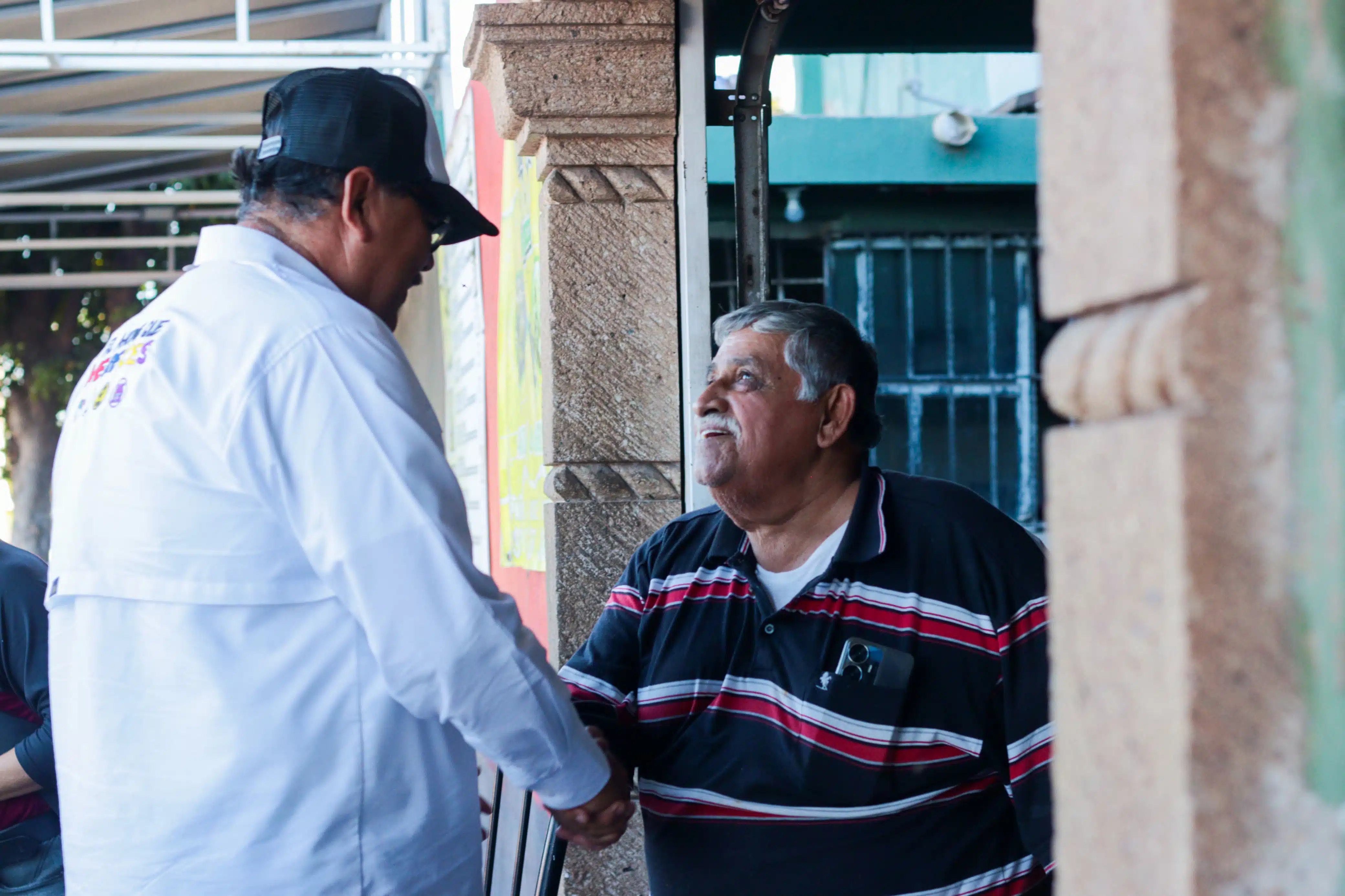 José Domingo “Mingo” Vázquez Márquez saludando a una persona en la colonia Rubén Jaramillo en Los Mochis