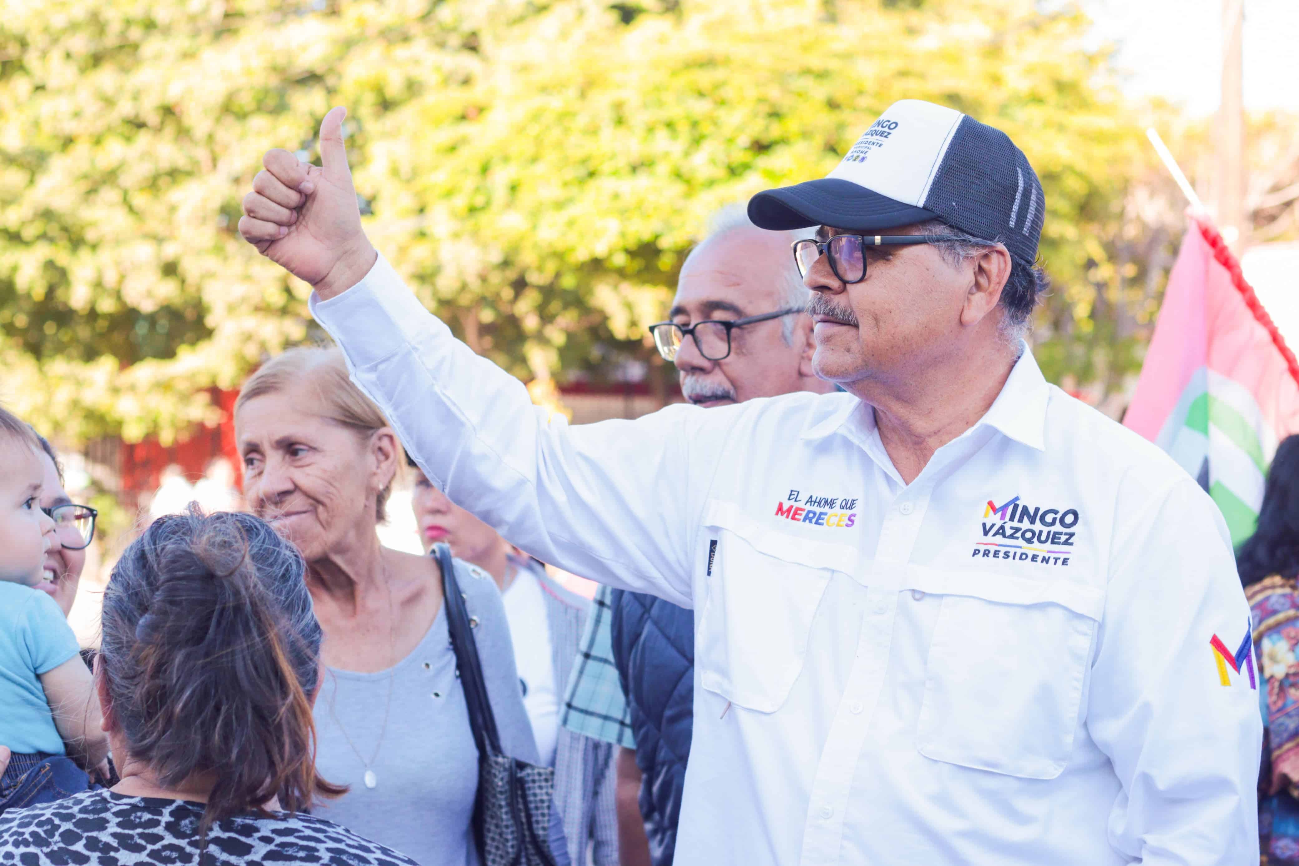 José Domingo “Mingo” Vázquez Márquez, candidato a la presidencia municipal de Ahome por la coalición “Fuerza y corazón por Sinaloa” integrada por PAN, PRI, PRD y PAS, durante su campaña en la colonia Rubén Jaramillo de Los Mochis