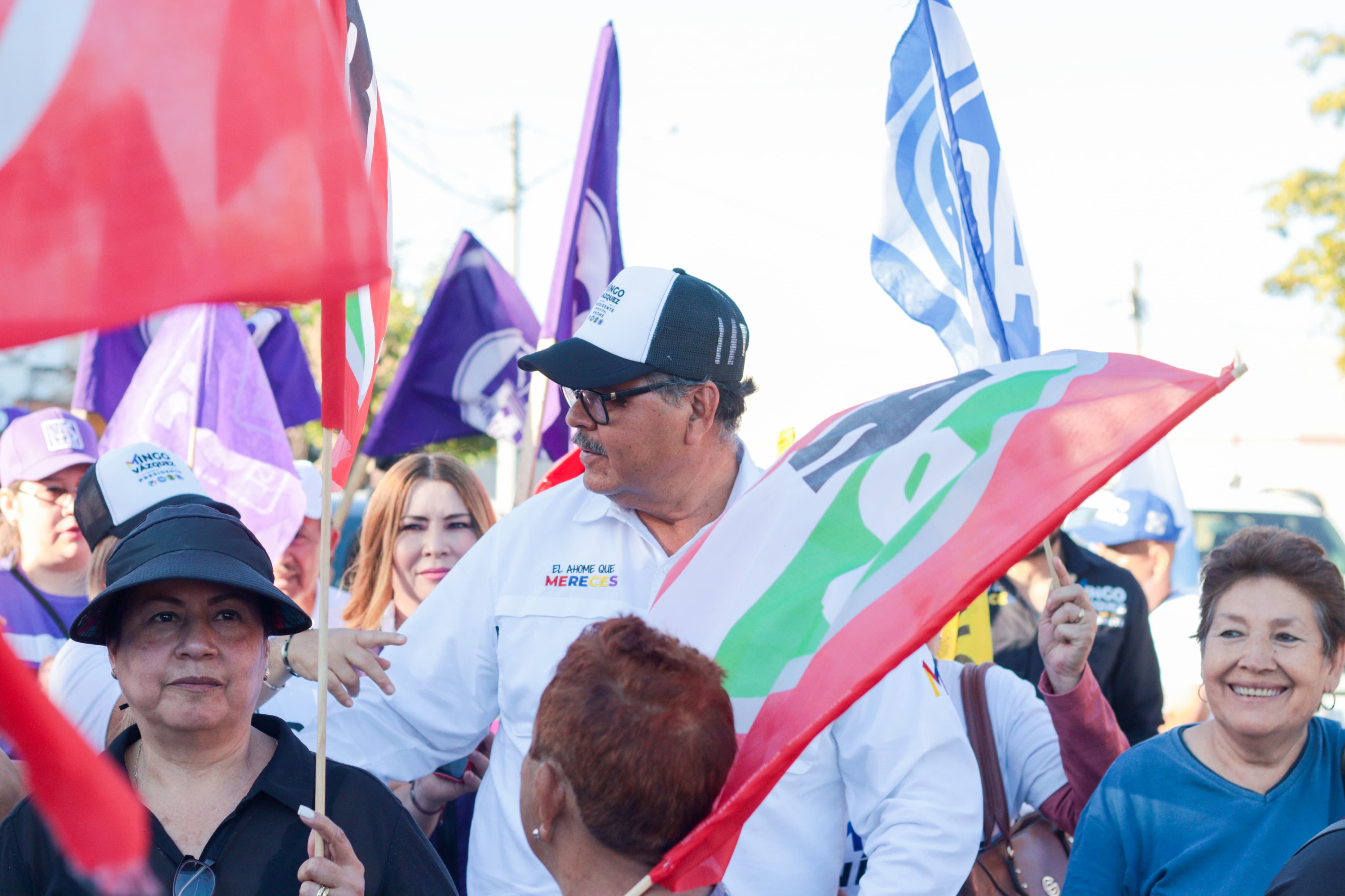 José Domingo “Mingo” Vázquez Márquez, candidato a la presidencia municipal de Ahome por la coalición “Fuerza y corazón por Sinaloa” integrada por PAN, PRI, PRD y PAS, durante su campaña en la colonia Rubén Jaramillo de Los Mochis