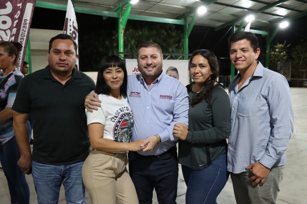 José Paz López Elenes con personas de la sindicatura de Tameapa