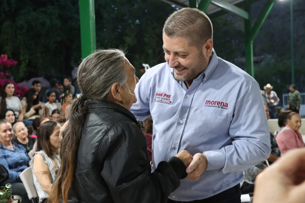 José Paz López Elenes con personas de la sindicatura de Tameapa