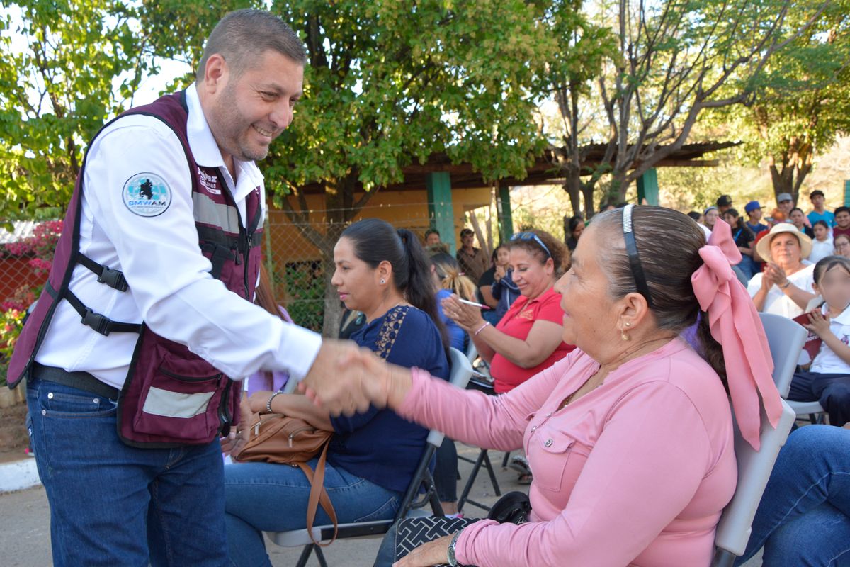 José Paz López Elenes, candidato de Morena a la presidencia municipal de Badiraguato, en su campaña