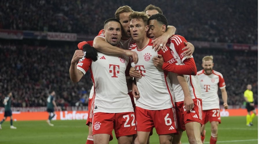 Joshua Kimmich celebra junto a sus compañeros su gol en el Bayern Munich vs Arsenal