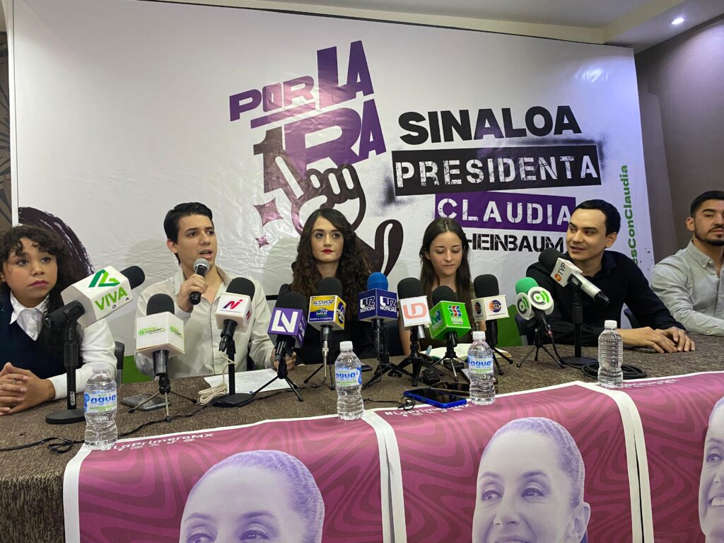 Jóvenes del partido de Movimiento de Regeneración Nacional (Morena) de Los Mochis en una conferencia de prensa
