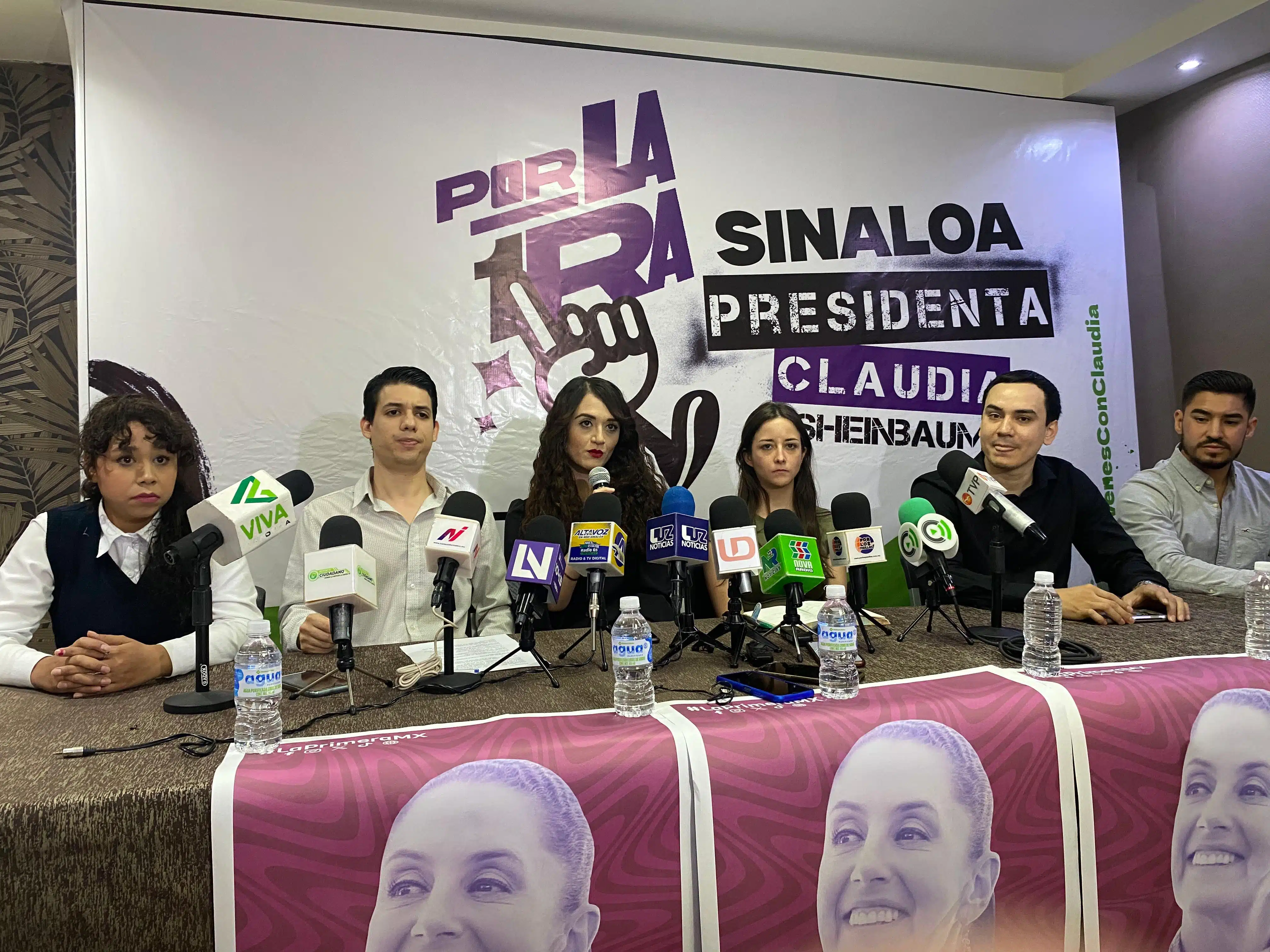 Jóvenes del partido de Movimiento de Regeneración Nacional (Morena) de Los Mochis en una conferencia de prensa