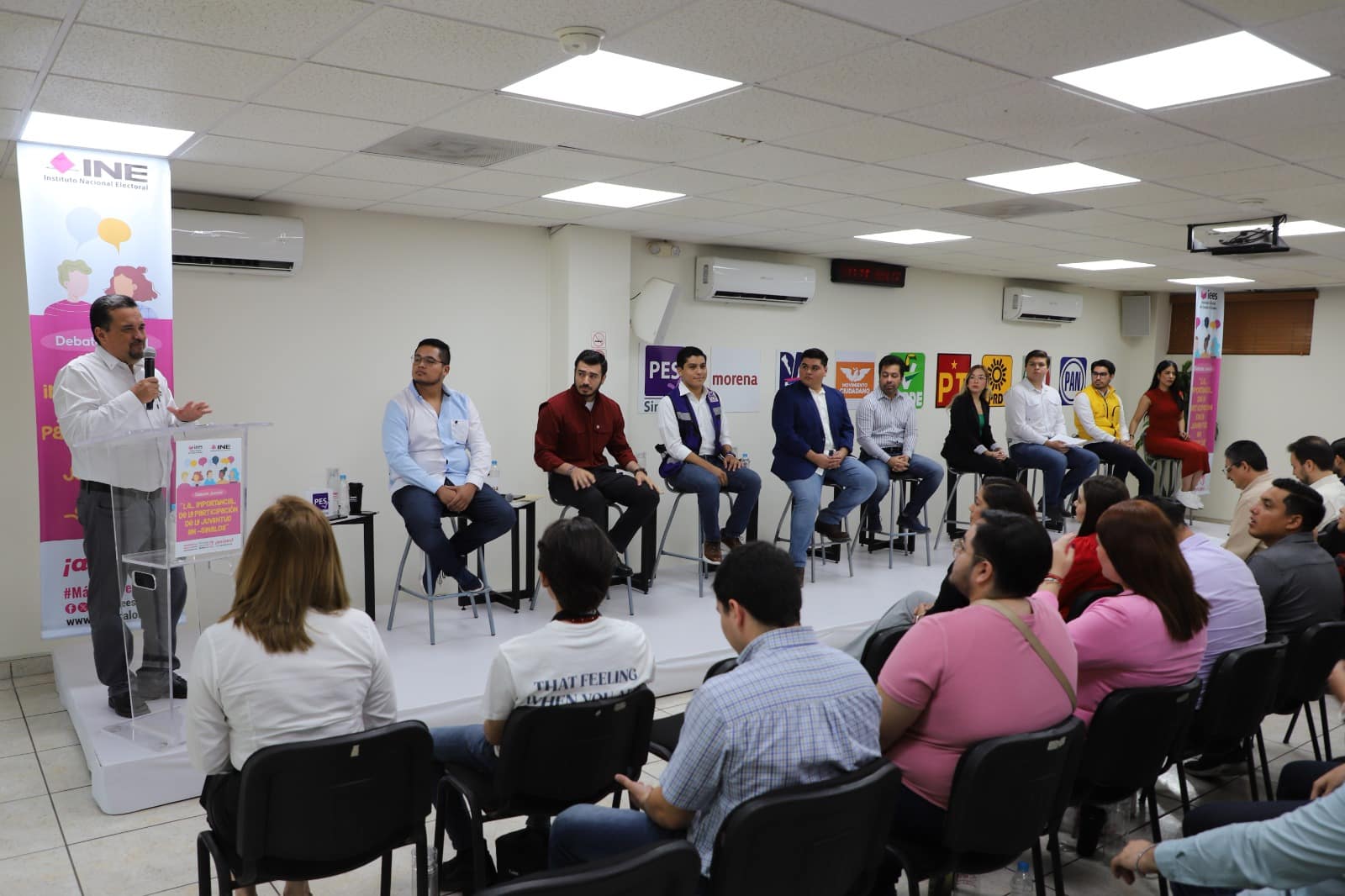 Jóvenes representantes partidos políticos en el debate “La importancia de la participación de la juventud en Sinaloa”, organizado por el Instituto Electoral del Estado de Sinaloa (IEES) y de la Junta Local del Instituto Nacional Electoral (INE)