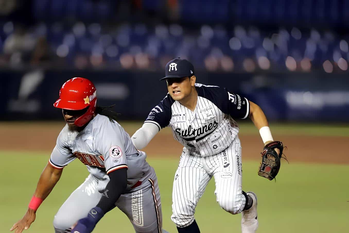 Juan Mora vistiendo los colores de Sultanes de Monterrey