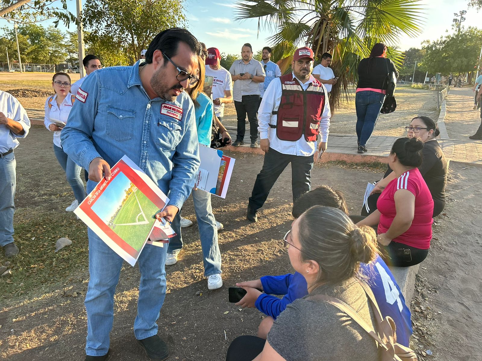 Juan de Dios Gámez Mendívil, candidato a la presidencia municipal por Morena, con habitantes de la colonia CNOP en Culiacán