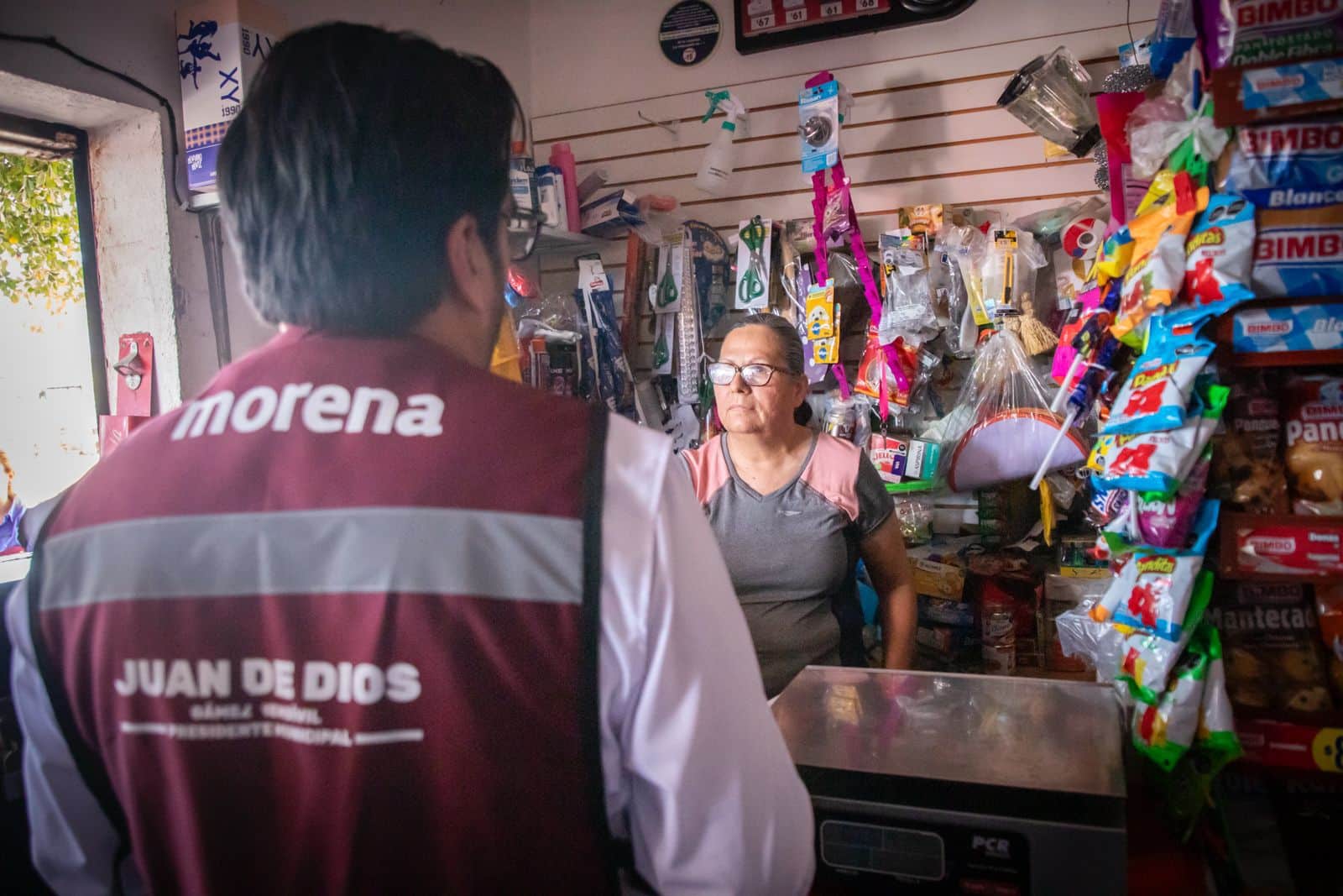 Juan de Dios Gámez Mendívil, recorre las calles de la sindicatura de El Tamarindo.