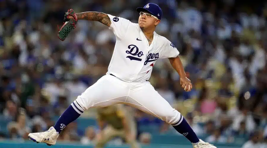 Julio Urías con el uniforme de los Dodgers de Los Angeles
