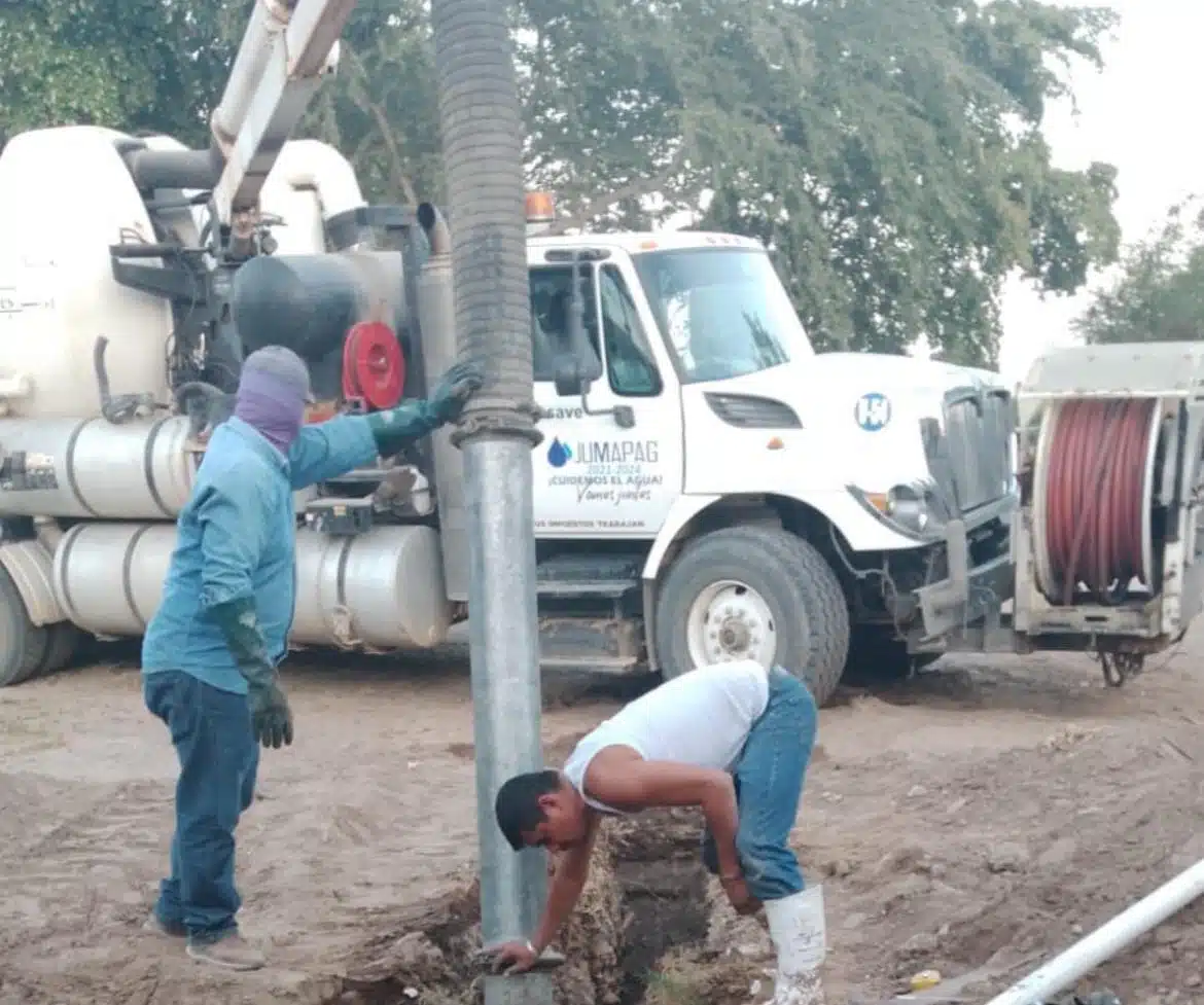Trabajadores de la Jumapag reparan tuberías de agua en Guasave