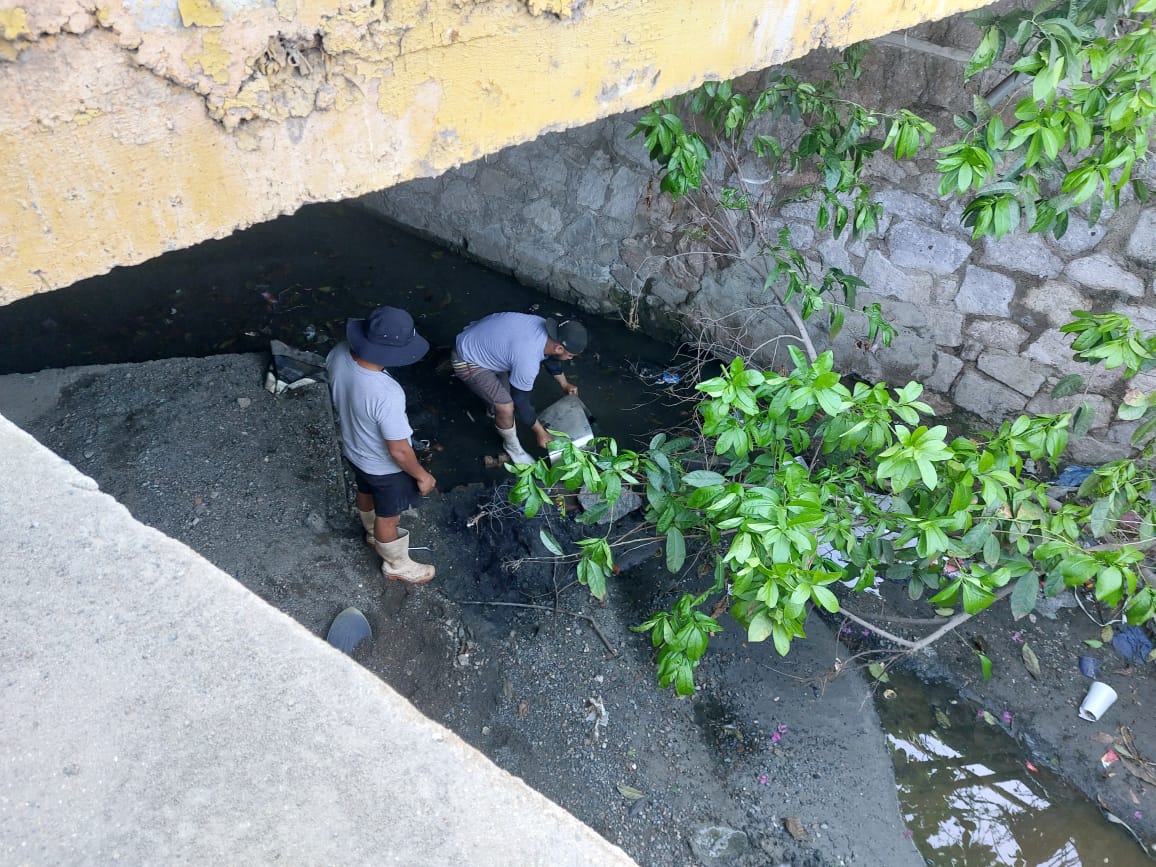 Personal de Jumapam reparando el daño en la red de distribución a la altura del cruce de las avenidas Colosio y Clouthier.