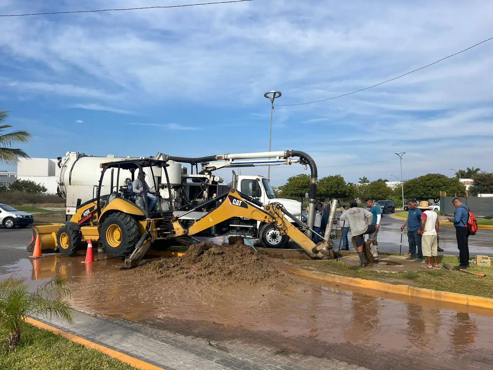 Jumapam cierra avenida para reparar la red de drenaje en La Marina, Mazatlán