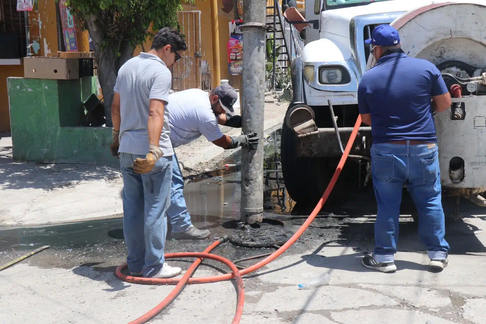 Personal de Jumapam haciendo trabajos en una alcantarilla en Mazatlán