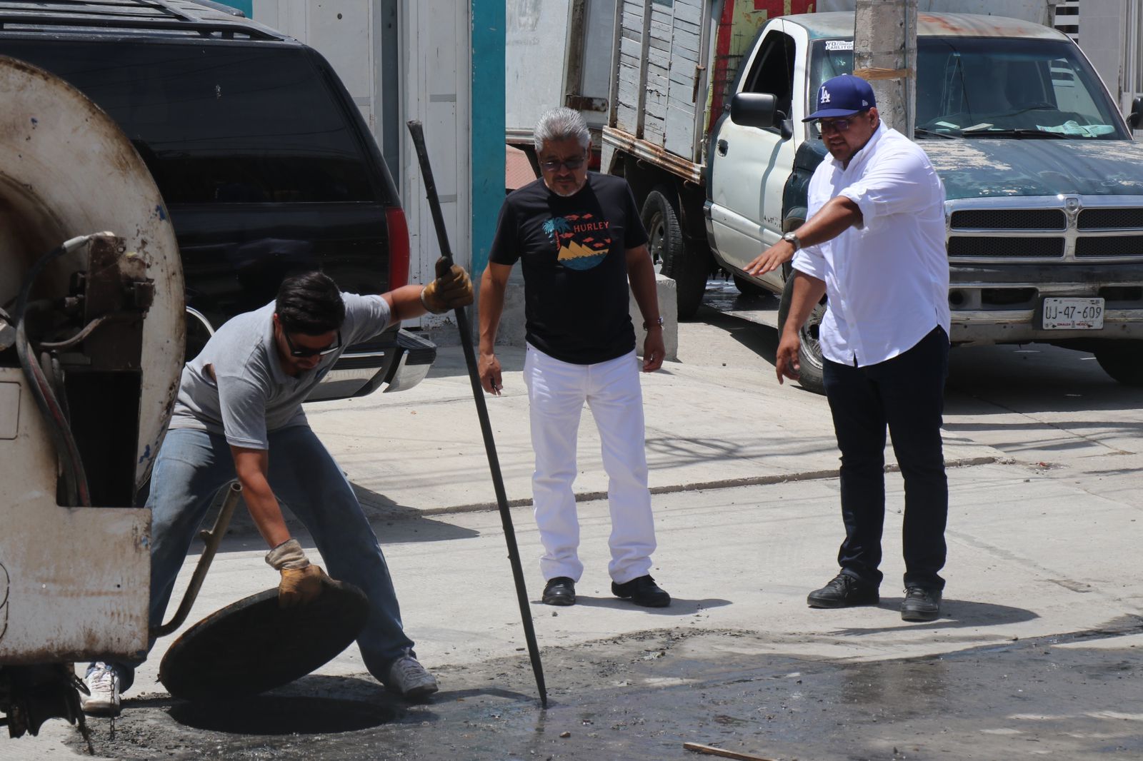 Personal de Jumapam haciendo trabajos en una alcantarilla en Mazatlán