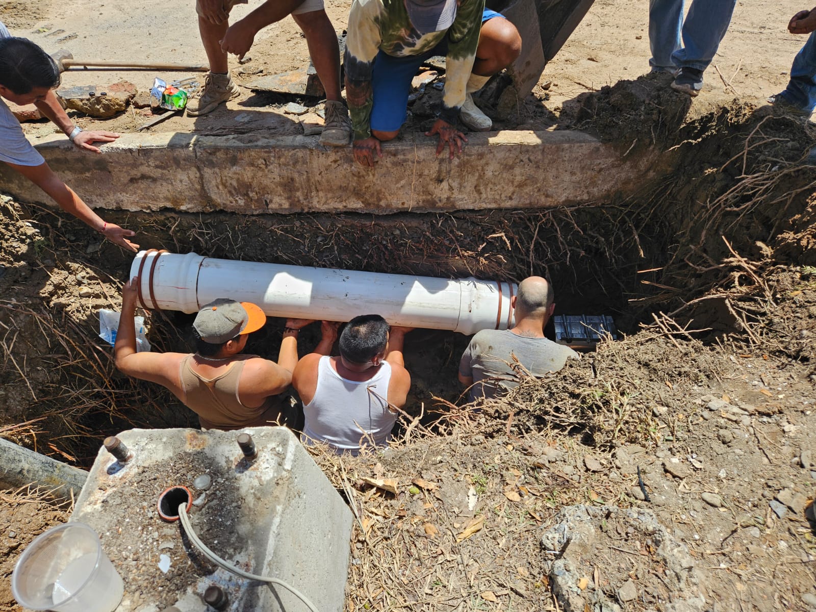 Personal de Jumapam haciendo trabajos en Mazatlán