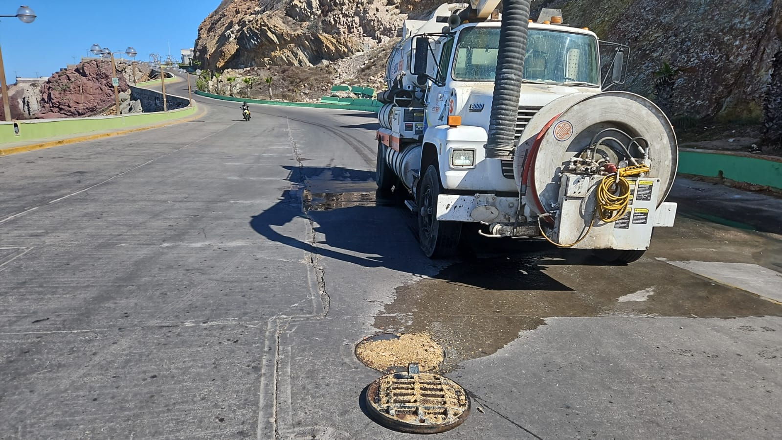 Vehículo de Jumapam en el lugar donde se presentó taponamiento y derrame de aguas negras