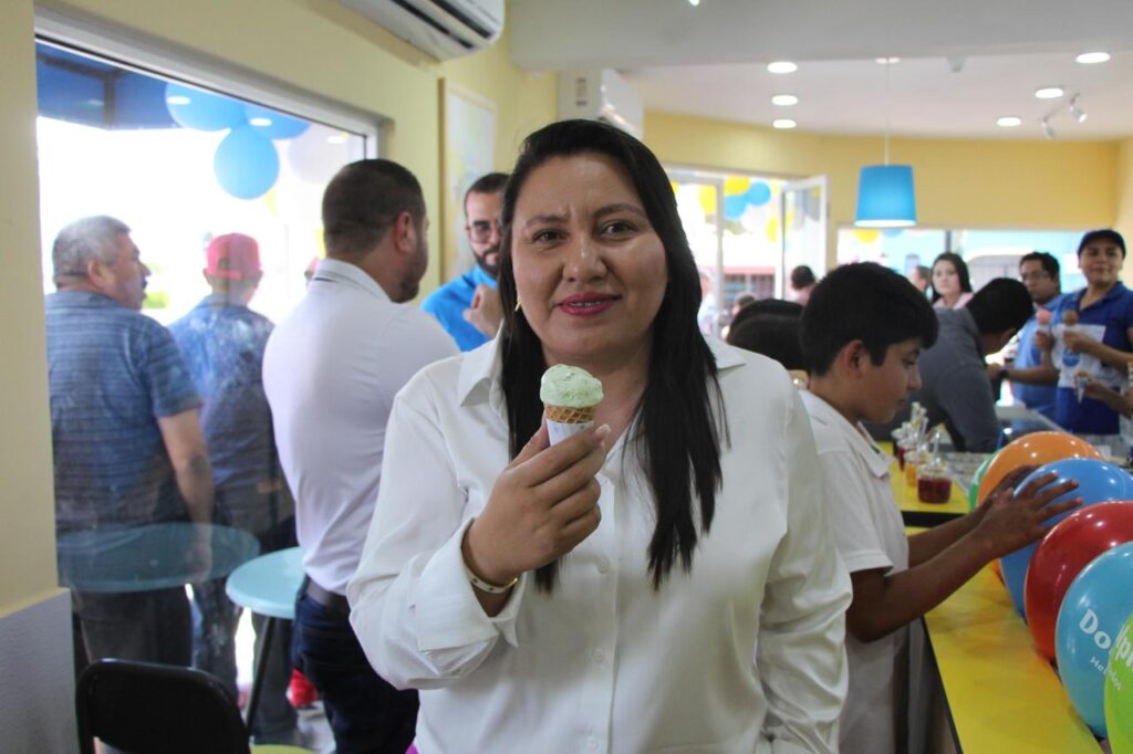 Kiria García Quiroz, presidenta municipal de Badiraguato, con un helado de la empresa Dolphy