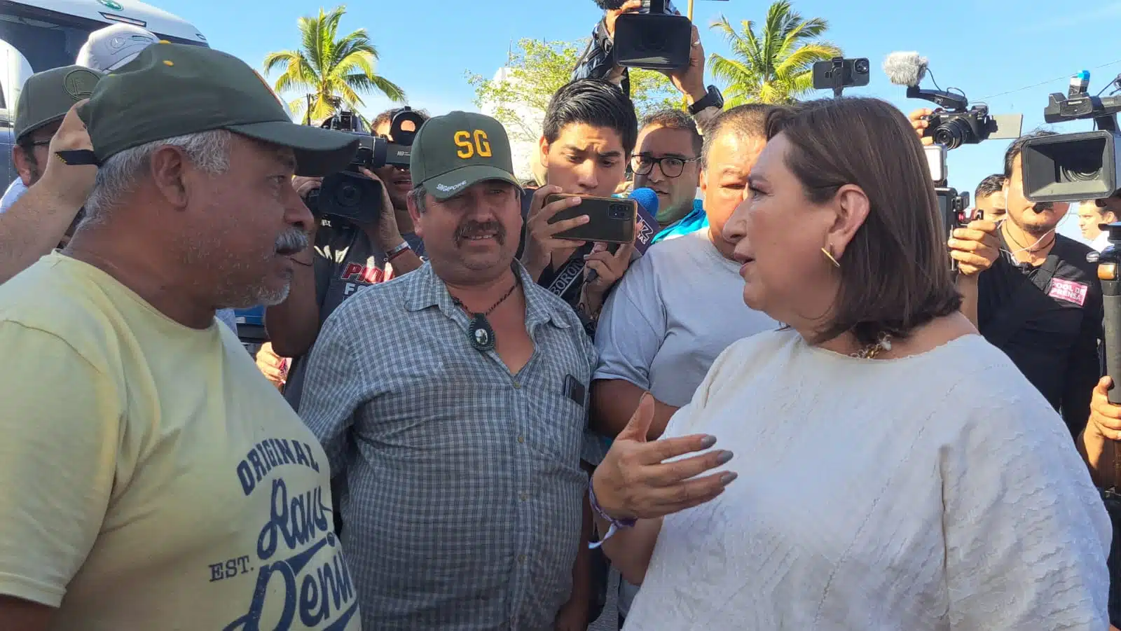 La candidata Xóchitl Gálvez Ruiz atiende a productores tras su visita a Sinaloa