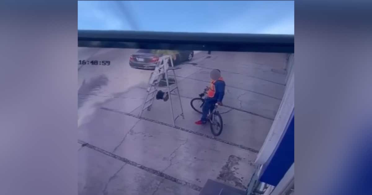 Hombre en bicicleta junto a la escalera que robó