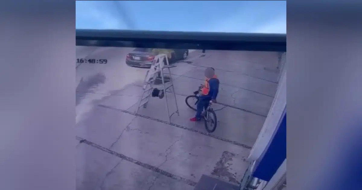 Hombre en bicicleta junto a la escalera que robó