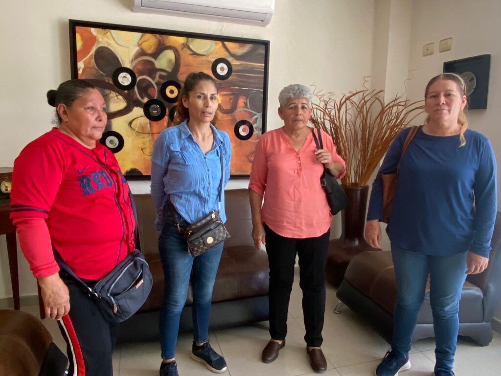 Leticia Escárrega, Mónica y Nora Santos en las instalaciones de Línea Directa